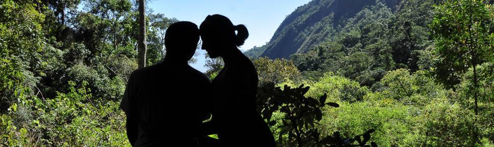 Momento de descanso e reflexão na Gruta do Presidente, início da trilha que atravessa o Parque Nacional da Serra dos Órgãos, no Rio de Janeiro